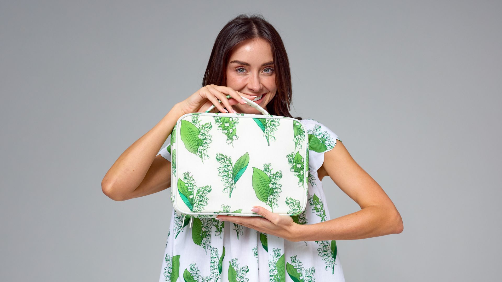 5 Reasons I Switched to a Hanging Cosmetic Case (And Why You’ll Love It Too!)